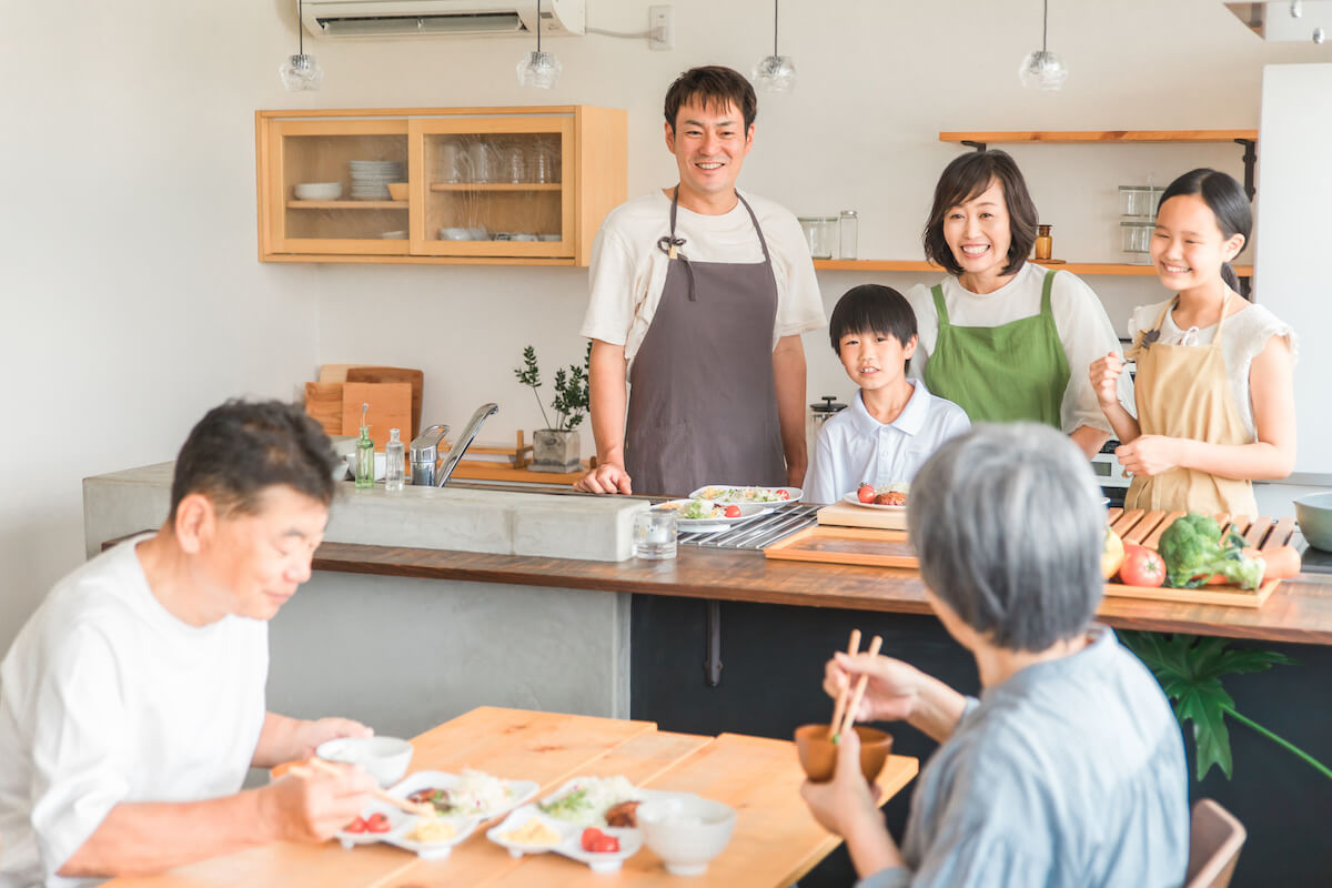 祖父母に料理を振る舞う家族